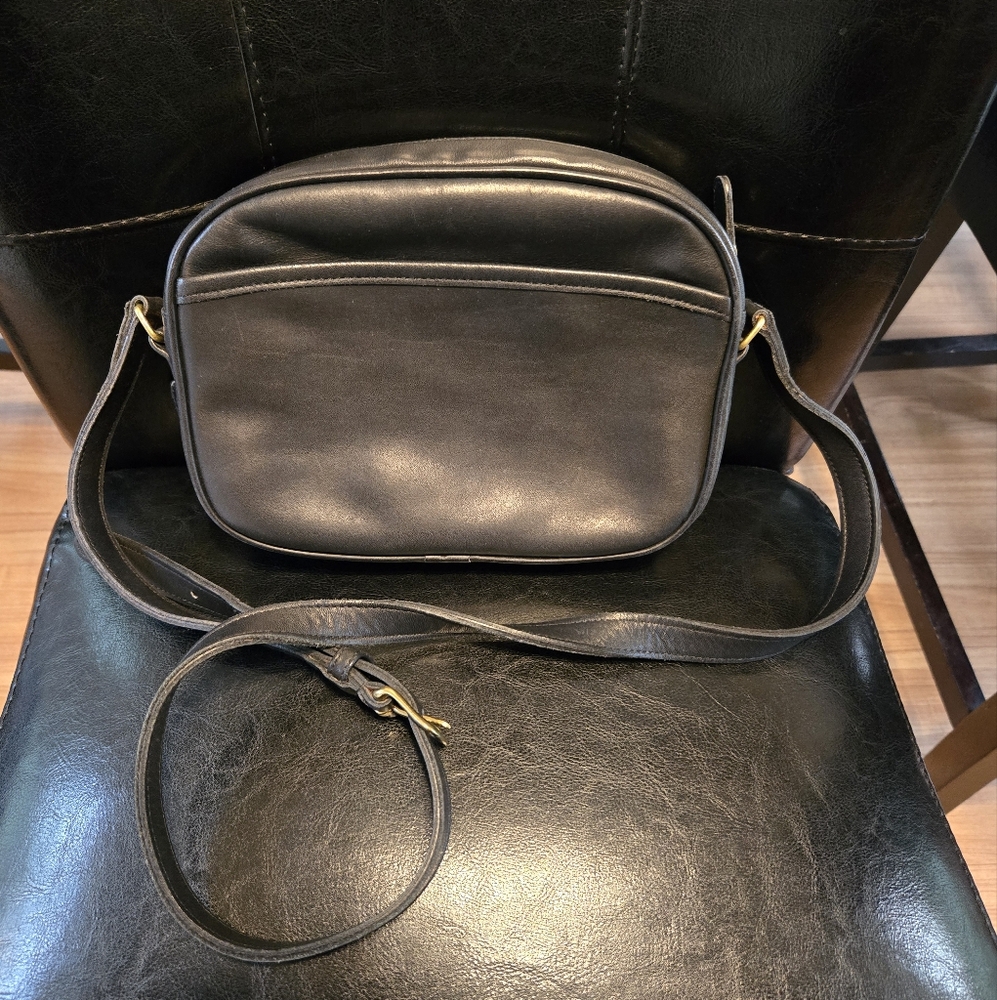 Vintage Coach Black Leather Camera Crossbody Bag No. 0933 - 904